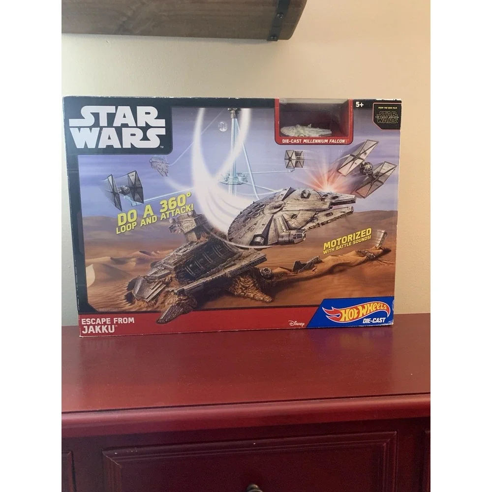Hot Wheels STAR WARS Millenium Falcon Escape From Jakku Motorized Play‎ Set